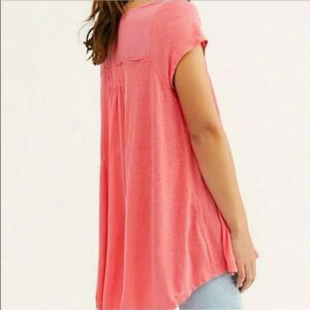 Free People Highland Button Oversized High Low Smocked Tee in Coral Pink - XS